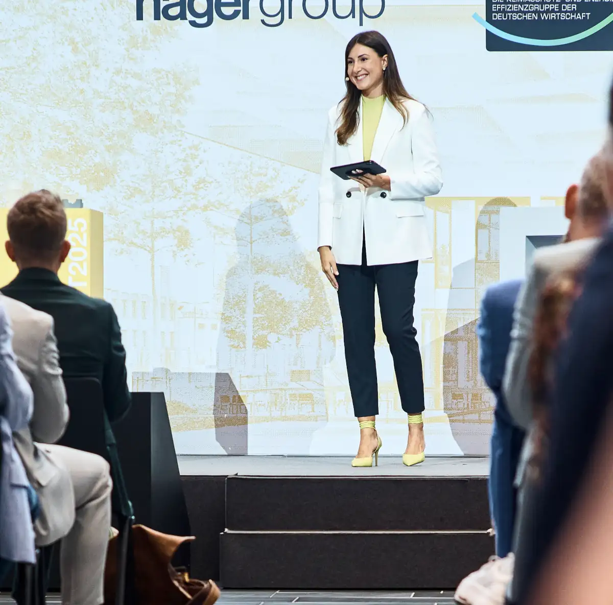 Eventmoderatorin moderiert eine Veranstaltung auf einer Bühne