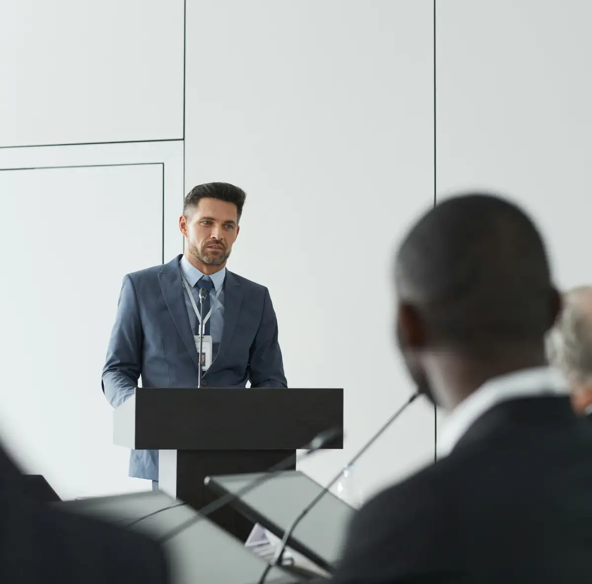 Keynote Speaker hält Vortrag vor Publikum bei einer Business-Veranstaltung
