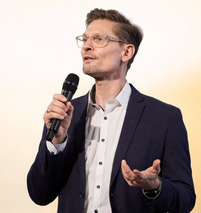 Moderator moderiert für die Moderatoren-Agentur