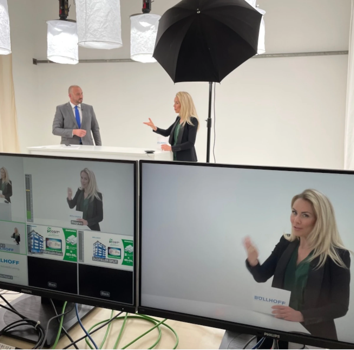 Eine Digital-Moderatorin moderiert in einem Studio.