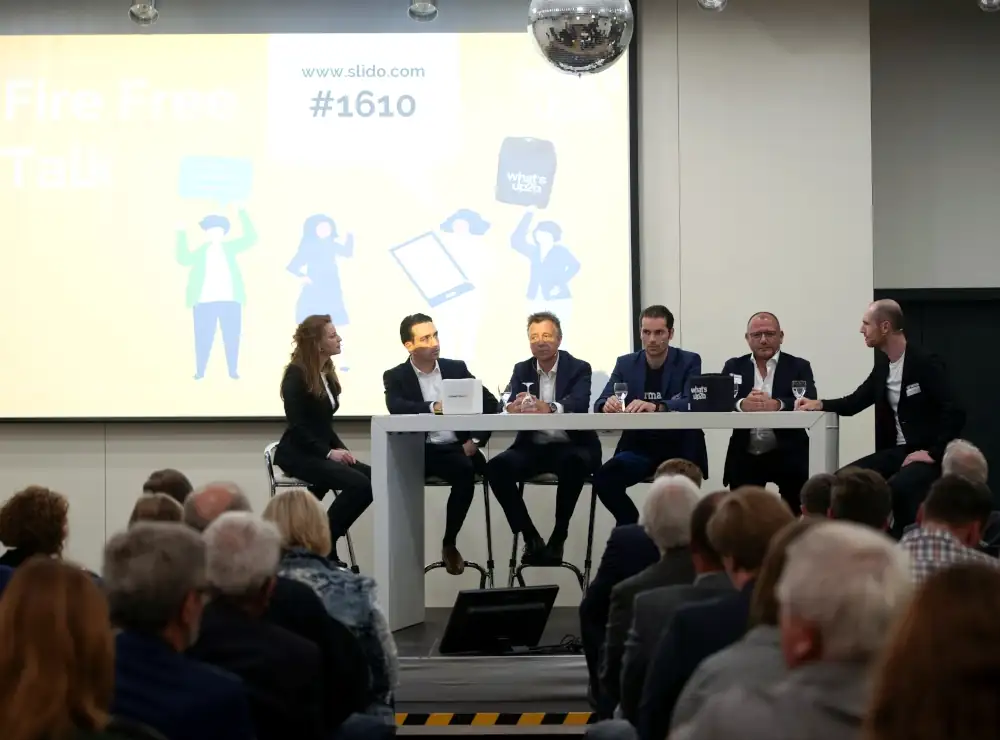 Moderatorin Saarland buchen - eine Moderatorin bei einer Bühnenmoderation im Saarland